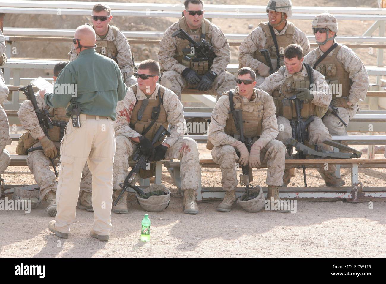 I Marines statunitensi con Headquarter & Service Company, 1st Battaglione, 8th Marine Regiment (1/8), 2D Marine Division, ricevono un debriefing dopo aver completato un Fi Foto Stock