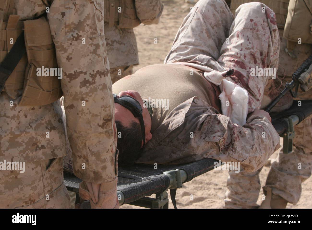 I Marines statunitensi con Headquarter & Service Company, 1st Battaglione, 8th Marine Regiment (1/8), 2D Marine Division, trasportano un incidente simulato lontano dalla Th Foto Stock