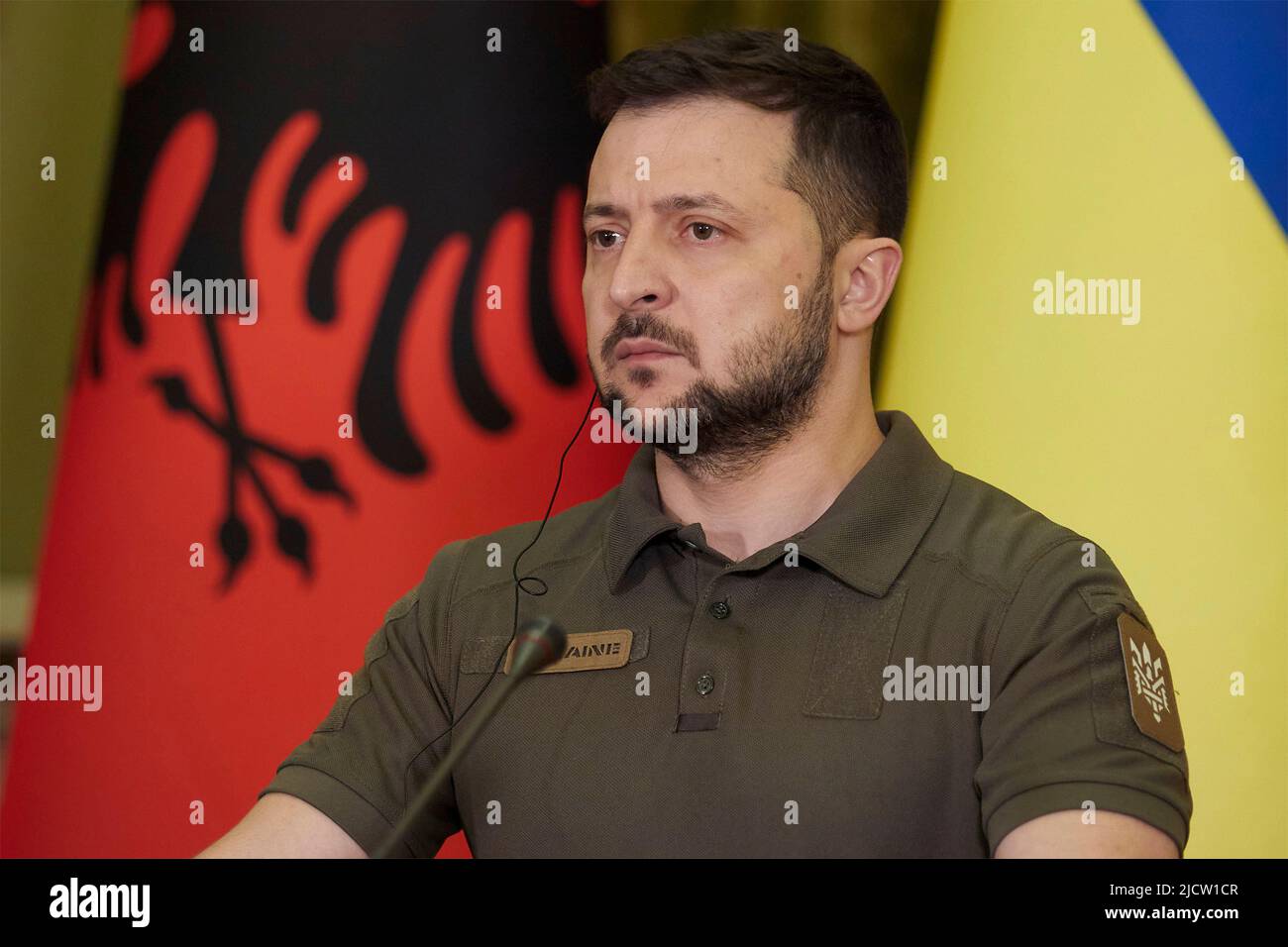 Kiev, Ucraina. 15th giugno 2022. Il presidente ucraino Volodymyr Zelenskyy ascolta una domanda durante una conferenza stampa congiunta con il primo ministro albanese Edi Rama e il primo ministro del Montenegro Dritan Abazovic, presso l'edificio dell'amministrazione presidenziale, il 15 giugno 2022 a Kiev, Ucraina. Credit: Sarsenov Daniiar/Ukraine Presidency/Alamy Live News Foto Stock