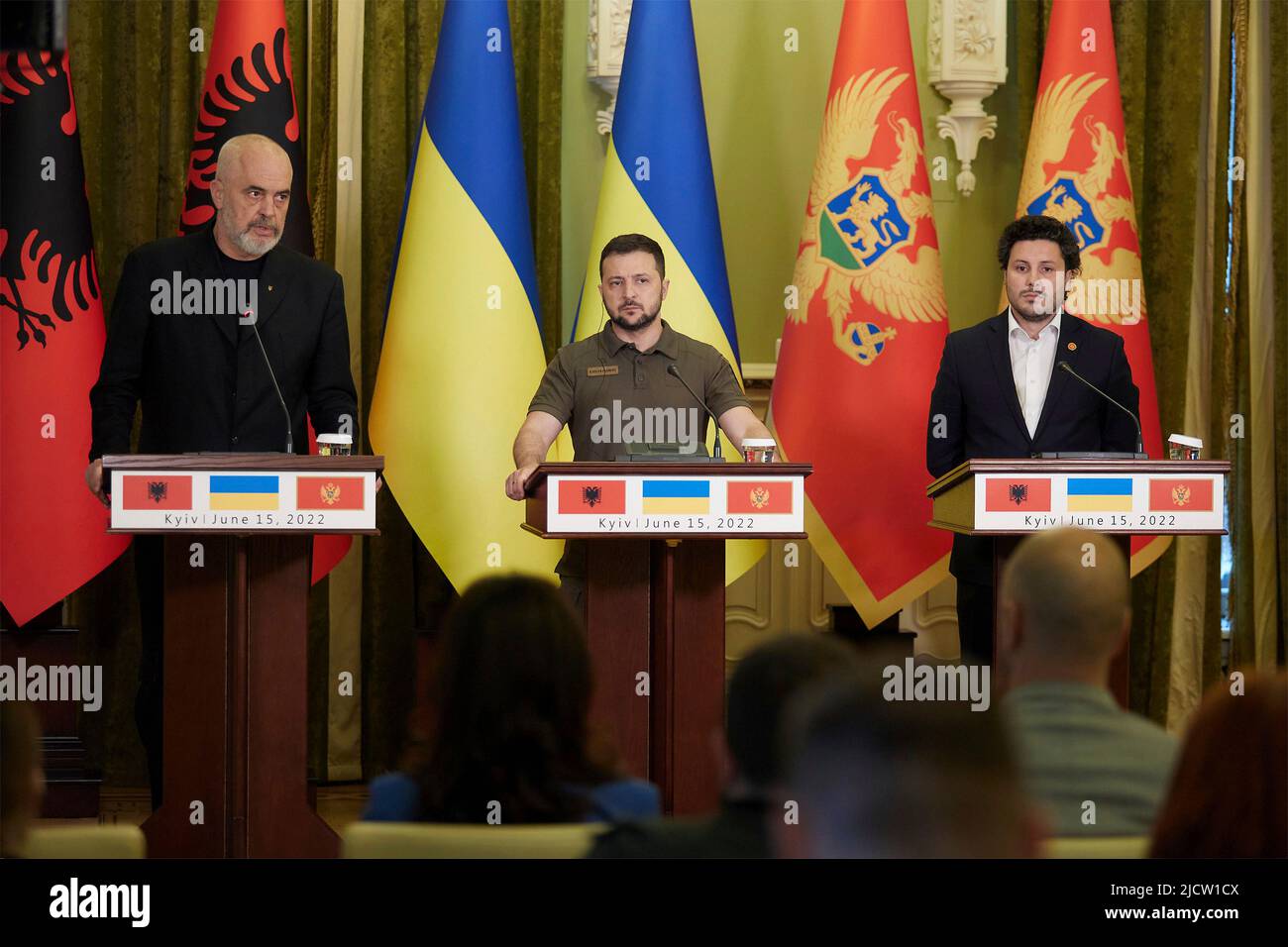 Kiev, Ucraina. 15th giugno 2022. Il presidente ucraino Volodymyr Zelenskyy, centro, tiene una conferenza stampa congiunta con il primo ministro albanese Edi Rama, a sinistra, e il primo ministro del Montenegro Dritan Abazovic, a destra, presso l'edificio dell'amministrazione presidenziale, il 15 giugno 2022 a Kiev, Ucraina. Credit: Sarsenov Daniiar/Ukraine Presidency/Alamy Live News Foto Stock