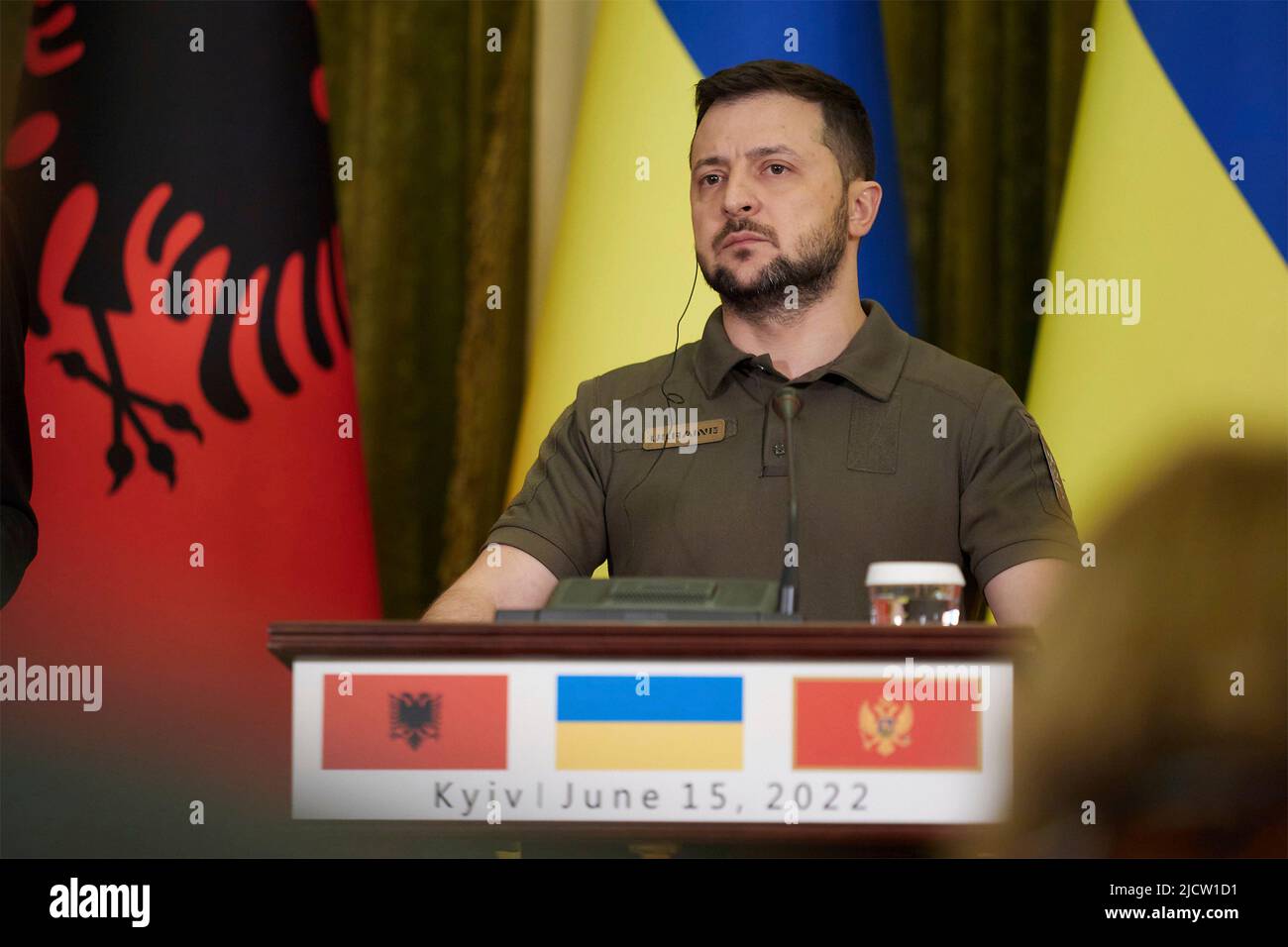 Kiev, Ucraina. 15th giugno 2022. Il presidente ucraino Volodymyr Zelenskyy ascolta una domanda durante una conferenza stampa congiunta con il primo ministro albanese Edi Rama e il primo ministro del Montenegro Dritan Abazovic, presso l'edificio dell'amministrazione presidenziale, il 15 giugno 2022 a Kiev, Ucraina. Credit: Sarsenov Daniiar/Ukraine Presidency/Alamy Live News Foto Stock