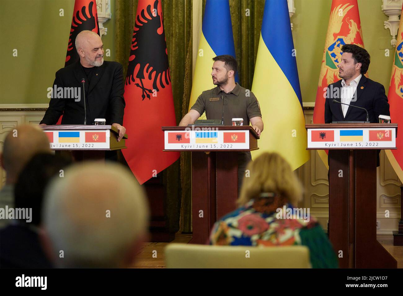 Kiev, Ucraina. 15th giugno 2022. Il presidente ucraino Volodymyr Zelenskyy, centro, tiene una conferenza stampa congiunta con il primo ministro albanese Edi Rama, a sinistra, e il primo ministro del Montenegro Dritan Abazovic, a destra, presso l'edificio dell'amministrazione presidenziale, il 15 giugno 2022 a Kiev, Ucraina. Credit: Sarsenov Daniiar/Ukraine Presidency/Alamy Live News Foto Stock