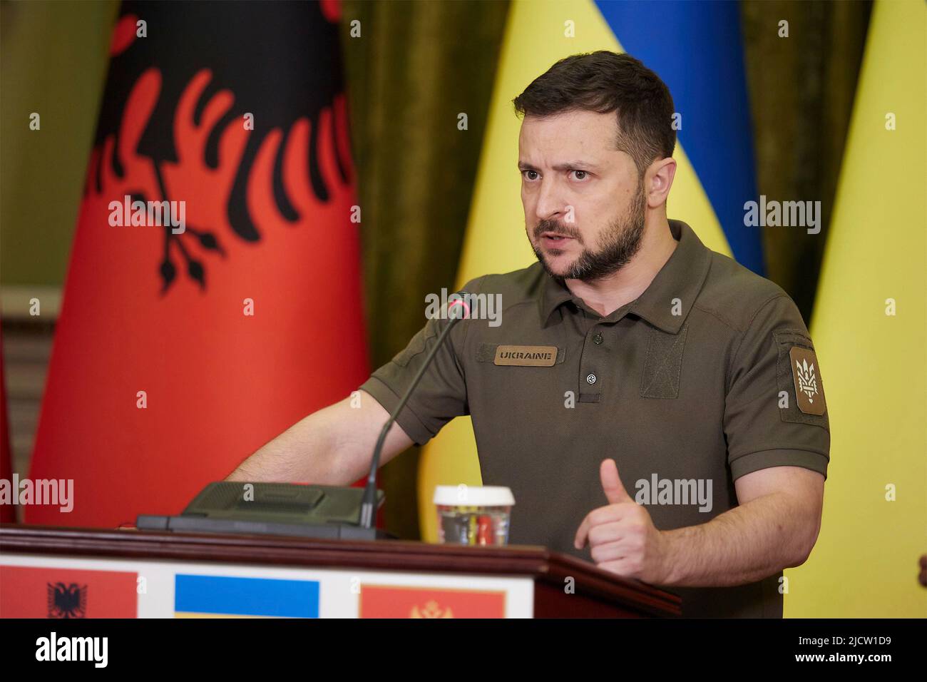 Kiev, Ucraina. 15th giugno 2022. Il presidente ucraino Volodymyr Zelenskyy risponde a una domanda durante una conferenza stampa congiunta con il primo ministro albanese Edi Rama e il primo ministro del Montenegro Dritan Abazovic, presso l'edificio dell'amministrazione presidenziale, il 15 giugno 2022 a Kiev, Ucraina. Credit: Sarsenov Daniiar/Ukraine Presidency/Alamy Live News Foto Stock