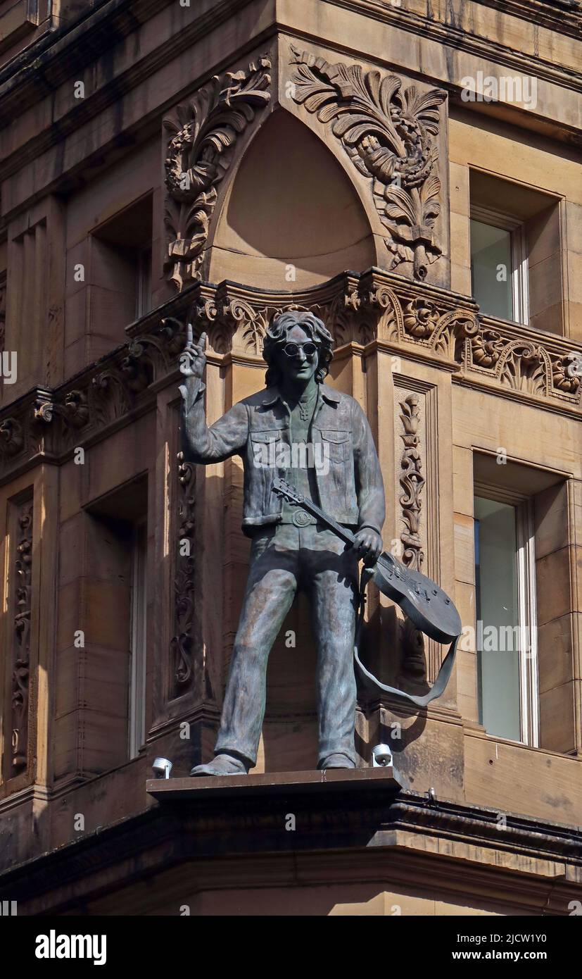 John Lennon - le statue dei Beatle di Liverpool - i Fab Four, intorno all'esterno dell'Hard Day's Night Hotel, Central Buildings, N John St, Liverpool L2 6RR Foto Stock