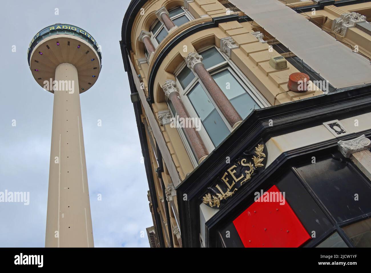 Logo George Henry Lees, ex-grandi magazzini, e St Johns Beacon, Williamson Square, Liverpool, Merseyside, Inghilterra, REGNO UNITO, L1 1EJ Foto Stock