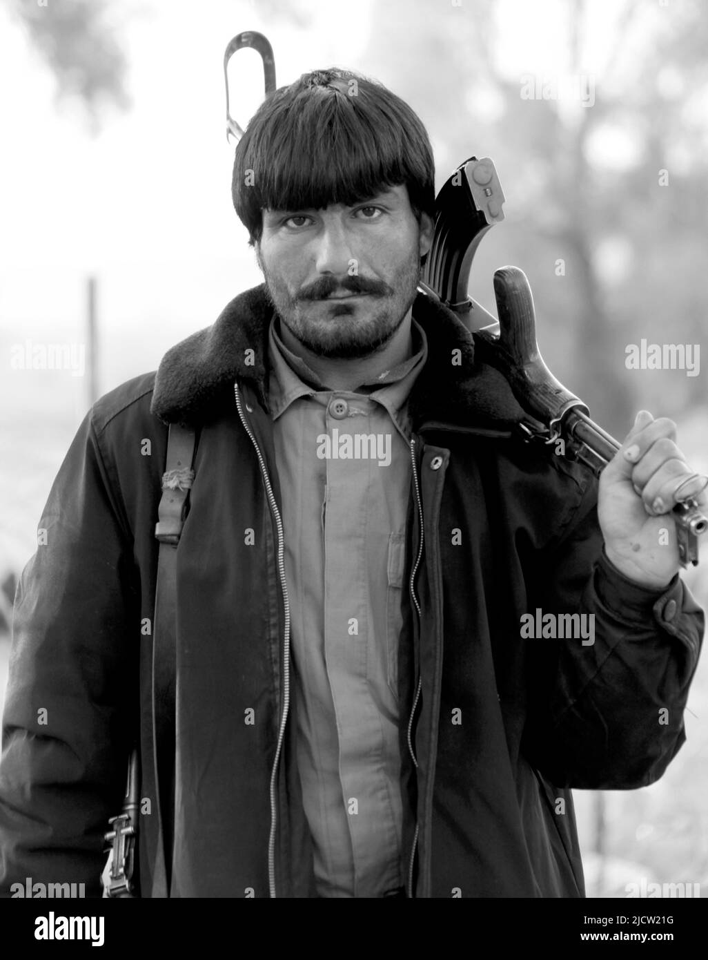 Un poliziotto locale afghano in uniforme (AUP) pone per una foto al di fuori di un composto a Kajaki, Afghanistan 15 febbraio 2012. L'AUP è in fase di formazione b Foto Stock