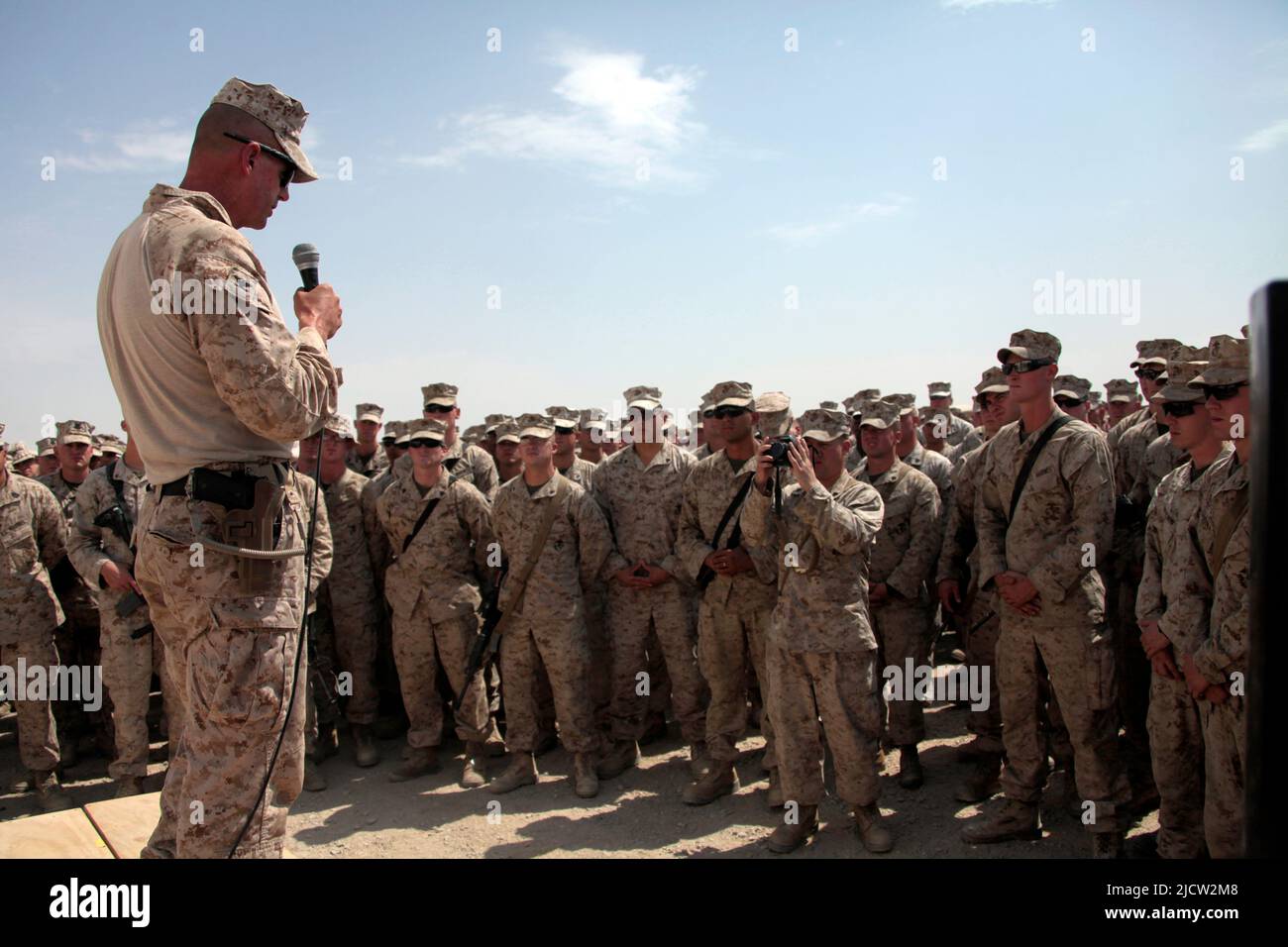 US Marine parla con altri Marines del completamento della loro missione mentre sono schierati nella Provincia di Helmond, in Afghanistan. Foto Stock