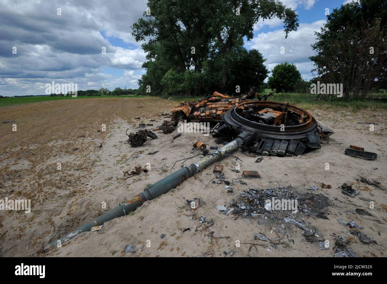 Nalyvaivka, Ucraina. 15th giugno 2022. Distrutto serbatoio dell'esercito russo vicino al villaggio di Nalyvaivka nella regione di Kyiv. La Russia ha invaso l'Ucraina il 24 febbraio 2022, scatenando il più grande attacco militare in Europa dalla seconda guerra mondiale (Credit Image: © Sergei Chuzavkov/SOPA Images via ZUMA Press Wire) Foto Stock
