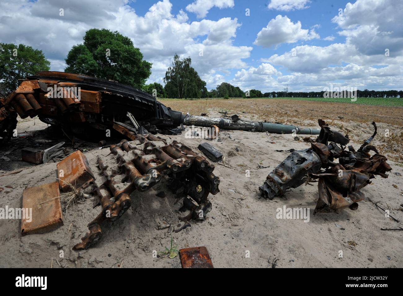 Nalyvaivka, Ucraina. 15th giugno 2022. Distrutto serbatoio dell'esercito russo vicino al villaggio di Nalyvaivka nella regione di Kyiv. La Russia ha invaso l'Ucraina il 24 febbraio 2022, scatenando il più grande attacco militare in Europa dalla seconda guerra mondiale (Credit Image: © Sergei Chuzavkov/SOPA Images via ZUMA Press Wire) Foto Stock