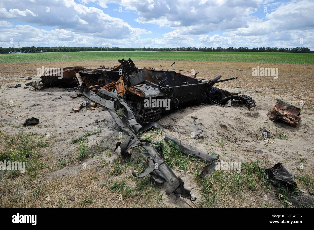 Nalyvaivka, Ucraina. 15th giugno 2022. Distrutto serbatoio dell'esercito russo vicino al villaggio di Nalyvaivka nella regione di Kyiv. La Russia ha invaso l'Ucraina il 24 febbraio 2022, scatenando il più grande attacco militare in Europa dalla seconda guerra mondiale (Credit Image: © Sergei Chuzavkov/SOPA Images via ZUMA Press Wire) Foto Stock