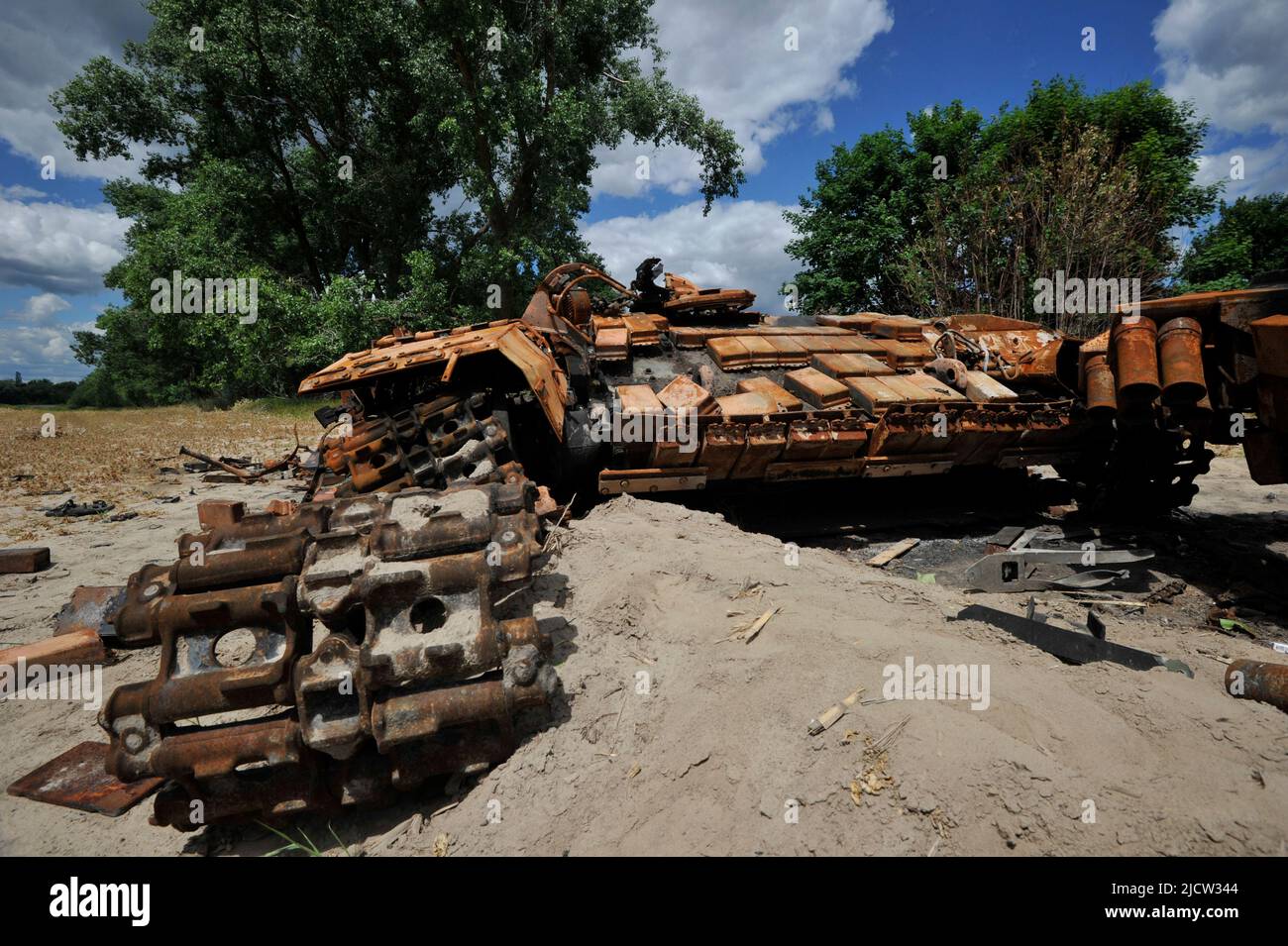 Nalyvaivka, Ucraina. 15th giugno 2022. Distrutto serbatoio dell'esercito russo vicino al villaggio di Nalyvaivka nella regione di Kyiv. La Russia ha invaso l'Ucraina il 24 febbraio 2022, scatenando il più grande attacco militare in Europa dalla seconda guerra mondiale (Credit Image: © Sergei Chuzavkov/SOPA Images via ZUMA Press Wire) Foto Stock
