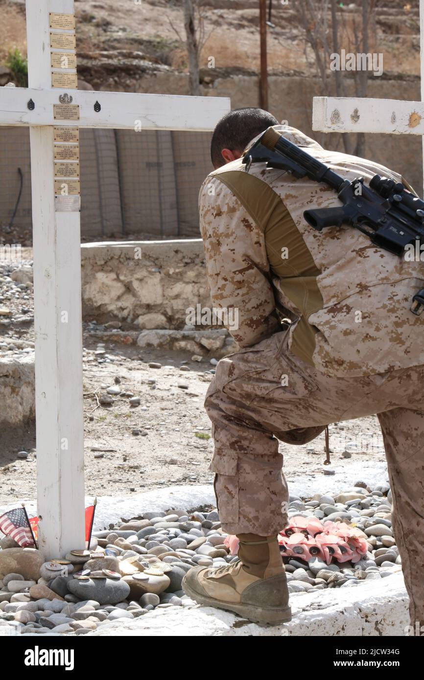 I Marines DEGLI STATI UNITI pagano i loro rispetti al memoriale di un compagno caduto mentre in avanti si dispiegarono a Kajaki, nella provincia di Helmond in Afghanistan. Foto Stock