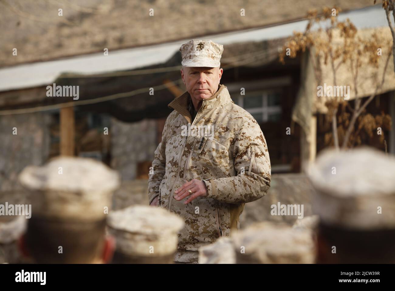 Il generale del corpo Marino degli Stati Uniti James F. Amos, comandante del corpo Marino, parla ai Marines del futuro del corpo Marino sulla Ba operativa in avanti Foto Stock