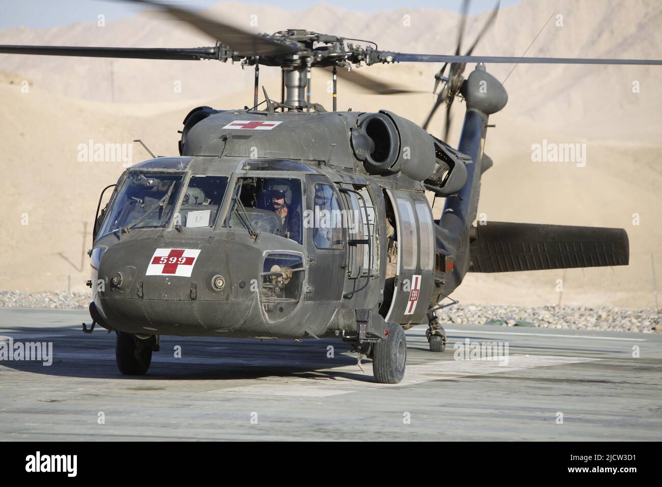 Un elicottero UH-60 dell'esercito degli Stati Uniti si prepara a sollevarsi dopo aver ricevuto un residente afghano locale ferito dopo aver subito una ferita da sparo a Kajaki, afghano Foto Stock