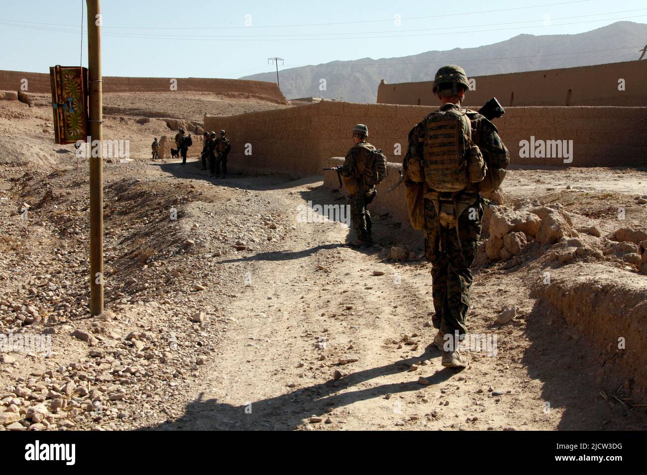 Marines USA con Bravo Company, 1st Battaglione, 8th Regiment Marino (1/8), Regimental Combat Team 6, si dimettono su una pattuglia di sicurezza a Kajaki, Helmond Foto Stock