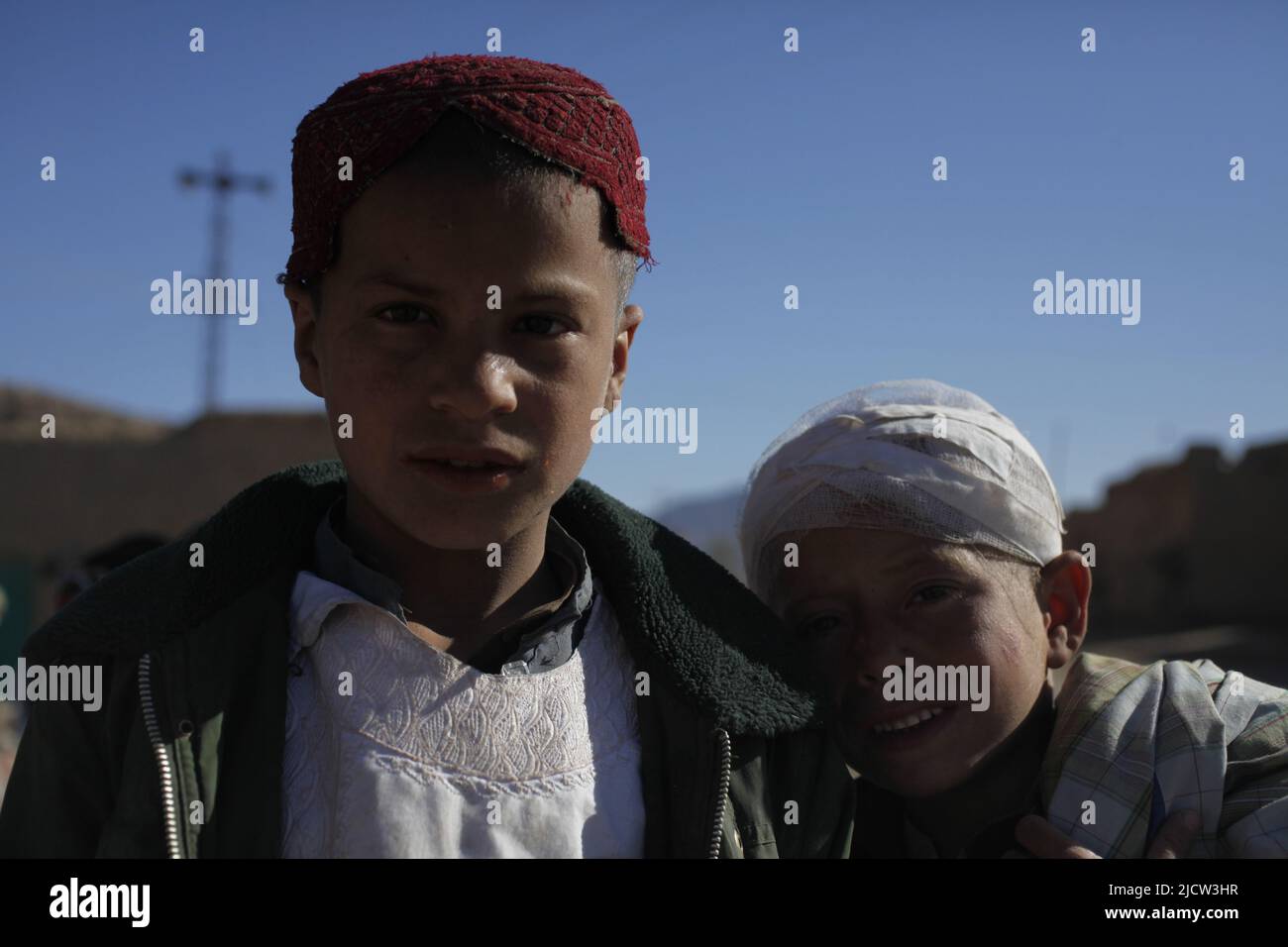 I bambini afghani posano per una foto scattata da US Marine Corps Lance CPL. Andrew J. Good (non mostrato) con 1st Battaglione, 8th Regiment Marino (1/8), Regim Foto Stock