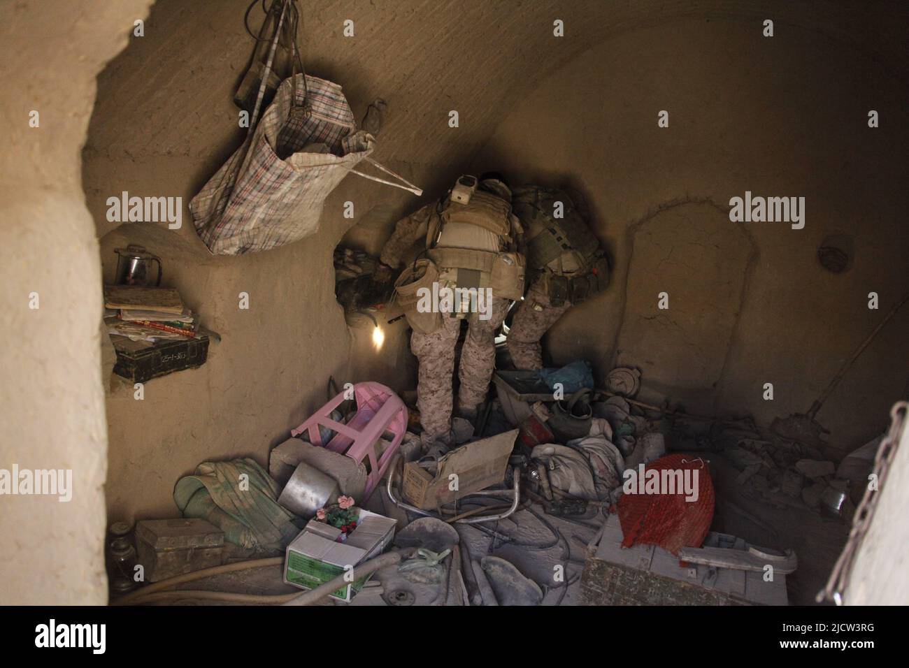 Un Commando reale britannico della Marina cerca il contraband all'interno di un composto in Kajaki, provincia di Helmond, Afghanistan 1 marzo 2012. Il Royal Marines noi Foto Stock