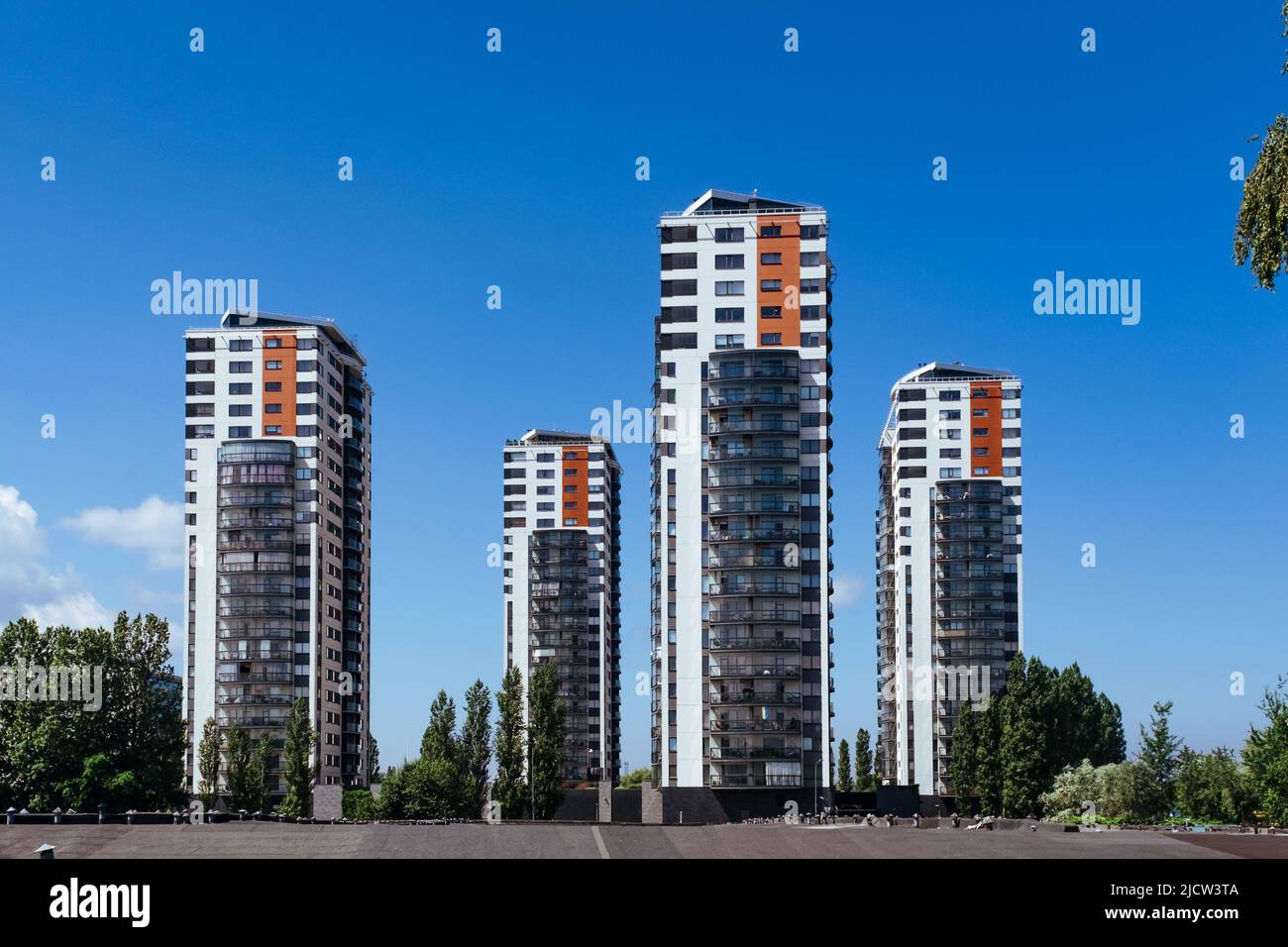 Quattro edifici a più piani nel quartiere Skanste di riga. Foto Stock