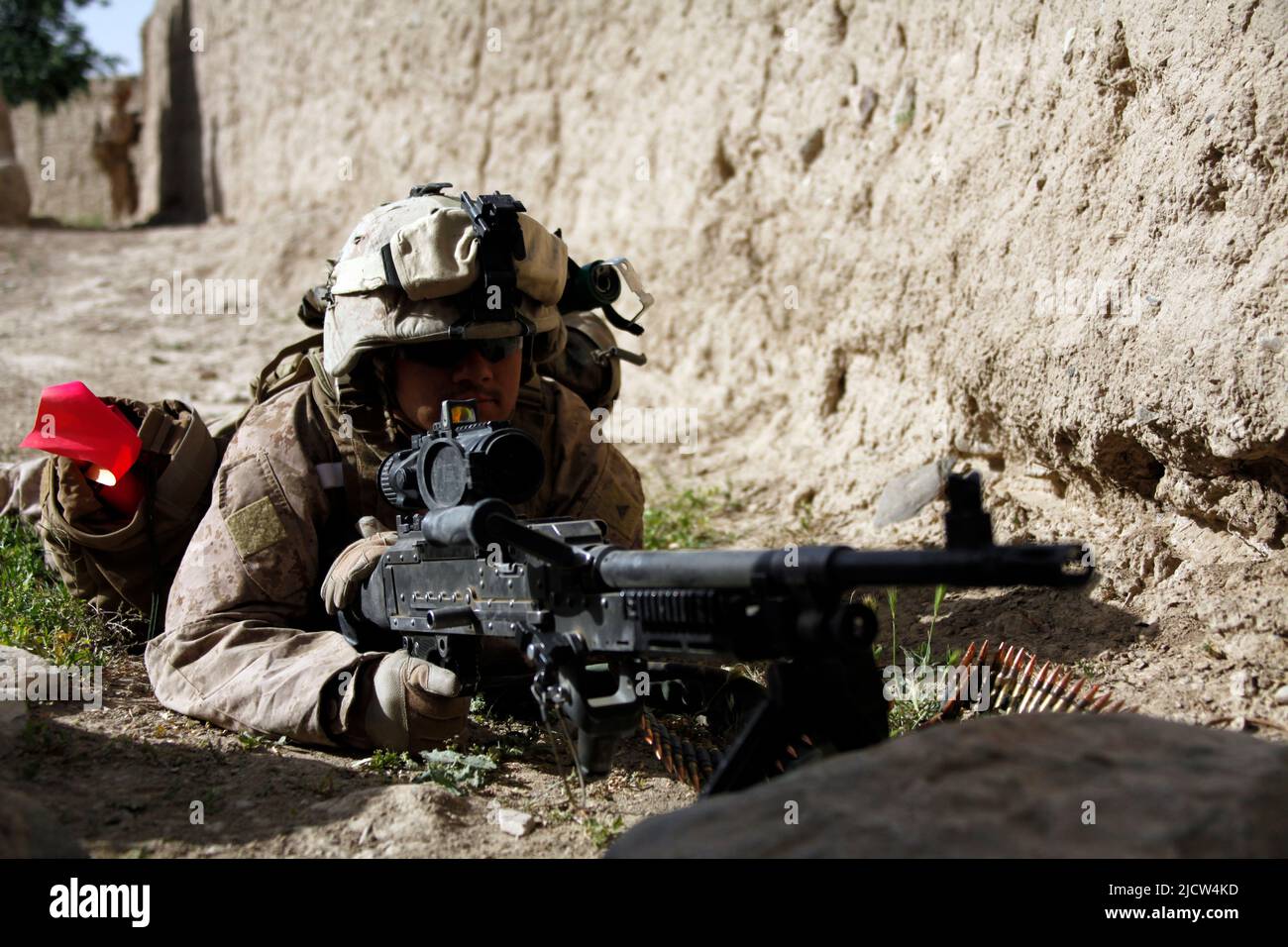 Una Marina statunitense con 1st battaglione, 8th Regiment Marino (1/8), Regimental Combat Team 6, guarda il suo Rifle Combat Optic sul suo machin leggero Bravo 240 Foto Stock