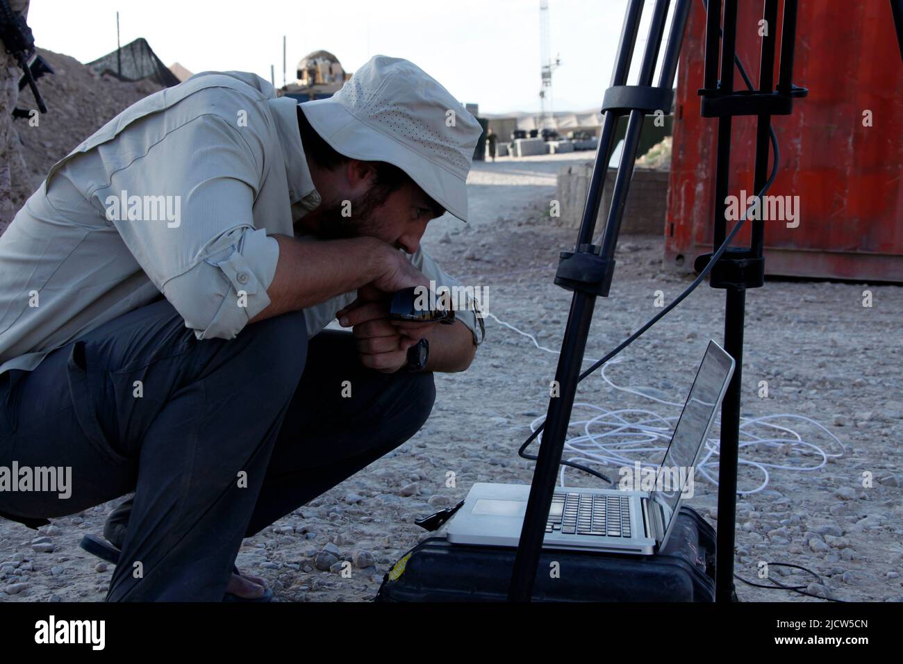 Ben Foley, uomo della macchina fotografica, con al Jazeera English News Channel reports in from Forward Operating base Whitehouse in Kajaki, provincia di Helmand, afghista Foto Stock