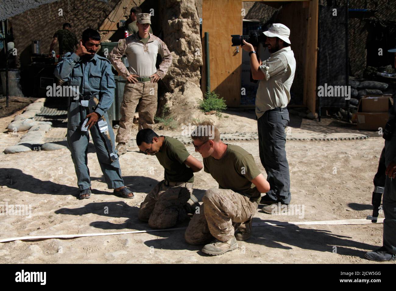 Ben Foley, a destra, cameraman, con al Jazeera English News Channel film locali afghani uniforme formazione di polizia come Stati Uniti Marines con la polizia Advisory te Foto Stock