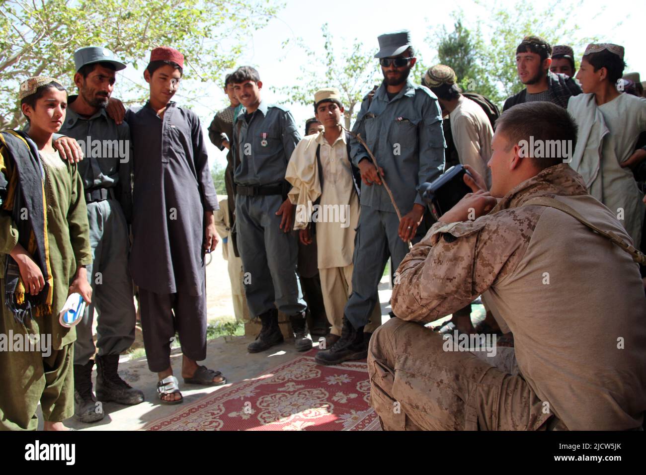 U.S. Marine Corps 2nd Lt. Logan Giger, a destra, con Police Advisory Team 2, 1st Battaglione, 8th Marine Regiment, Regimental Combat Team 6, scatta foto Foto Stock