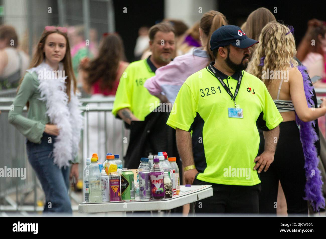 Manchester, Regno Unito. 15th maggio 2022. Le bevande, che i tifosi cercavano di portare nel locale, erano state confiscate dalla sicurezza. I fan di Harry Styles si esibiscono nel concerto presso l'Old Trafford Cricket Ground. Harry Styles gioca a Old Trafford per 2 notti. Molti dei tifosi erano vestiti in abiti luminosi per il caldo estivo. (Credit Image: © Jake Lindley/SOPA Images via ZUMA Press Wire) Foto Stock