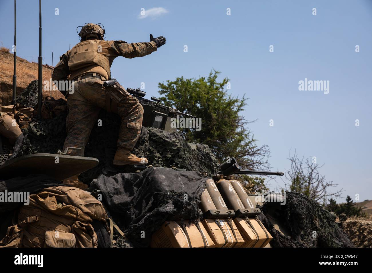 Corpo Marino degli Stati Uniti Gunnery Sgt. James Ralstin, sergente della compagnia di armi da fuoco, Light Armored Reconnaissance Detachment, Battalion Landing Team 2/6, 22nd Marine Expeditionary Unit, dà l'ordine di sparare il cannone 25mm durante un evento di gamma di veicoli blindati a fuoco vivo a supporto dell'esercizio EFES 2022 in Turchia, 4 giugno 2022. EFES22 è un'esercitazione congiunta internazionale di resistenza al fuoco, incentrata sull'aumento della disponibilità della forza, sulla promozione della stabilità e della prosperità nella regione e sull'interoperabilità tra Stati Uniti, Turchia e nazioni alleate. (STATI UNITI Foto del corpo marino di CPL. Henry Rodriguez) Foto Stock