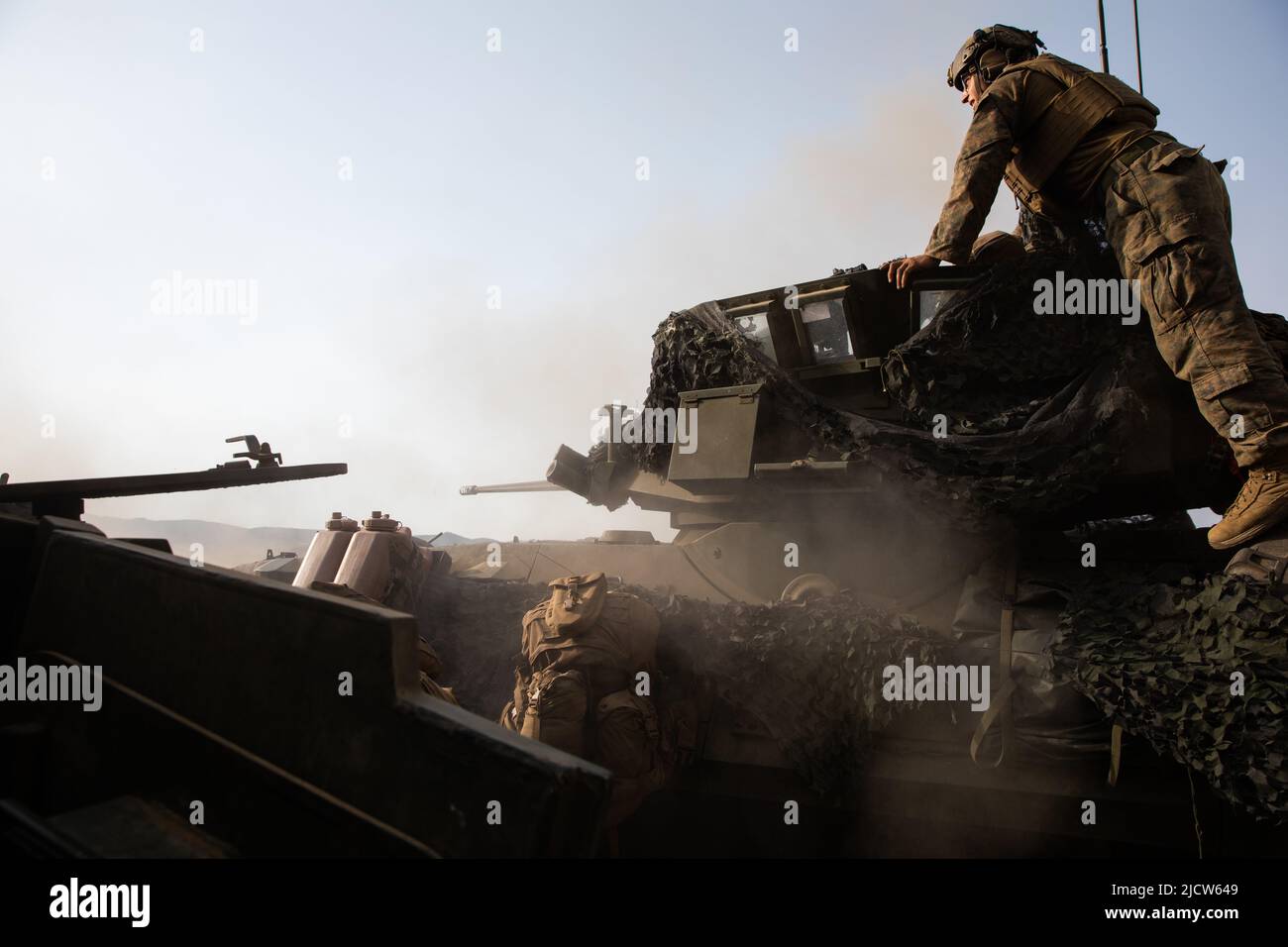 CPL. Marino USA Carson Reeves, un equipaggio di veicoli blindati assegnato a Light Armored Reconnaissance Detachment, Battalion Landing Team 2/6, 22nd Marine Expeditionary Unit, supervisiona una torretta da 25mm cannoni durante un evento di gamma di veicoli blindati a fuoco vivo a supporto dell'esercizio EFES 2022 in Turchia, 4 giugno 2022. EFES22 è un'esercitazione congiunta internazionale di resistenza al fuoco, incentrata sull'aumento della disponibilità della forza, sulla promozione della stabilità e della prosperità nella regione e sull'interoperabilità tra Stati Uniti, Turchia e nazioni alleate. (STATI UNITI Foto del corpo marino di CPL. Henry Rodriguez) Foto Stock