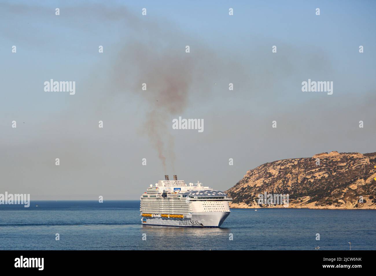 Marsiglia, Francia. 14th giugno 2022. La meraviglia dei mari visto in attesa alla baia di Marsiglia. Gli attivisti dei collettivi Stop Croisières, Alternatiba, e la ribellione di estinzione hanno bloccato l'arrivo del più grande liner del mondo, la meraviglia dei mari, al porto di Marsiglia con canoe e kayak. Hanno accusato le navi da crociera di essere troppo inquinate dai fumi di combustione. (Foto di Denis Thaust/SOPA Images/Sipa USA) Credit: Sipa USA/Alamy Live News Foto Stock