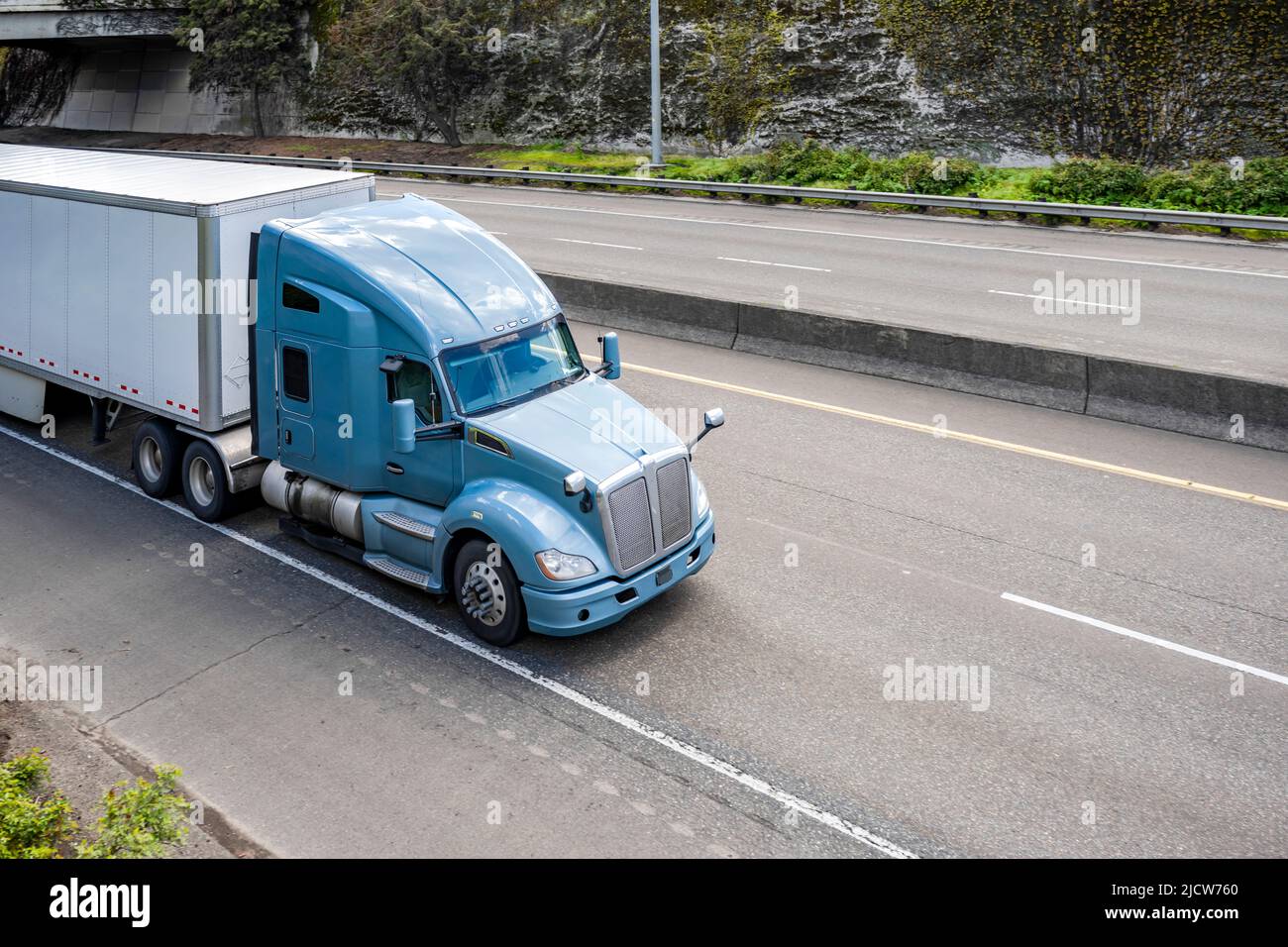 Carico classico carro grande cofano industriale grigio semirimorchio trattore trasporto carico commerciale in furgone a secco semirimorchio in funzione per la consegna sul carro Foto Stock