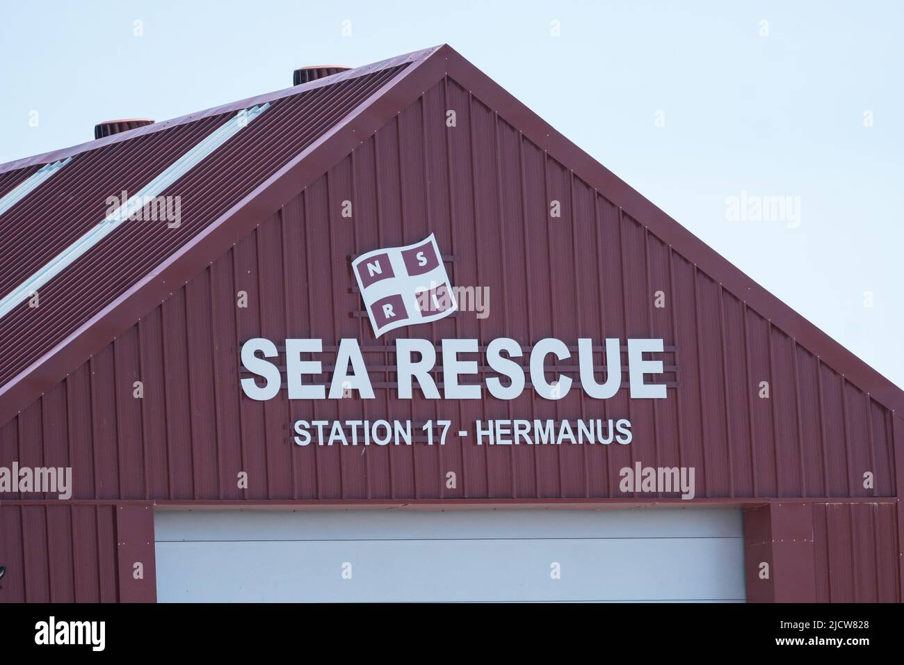 NSRI National Sea Rescue Institute Hermanus segno o segnaletica su un capannone o edificio in Sudafrica Foto Stock