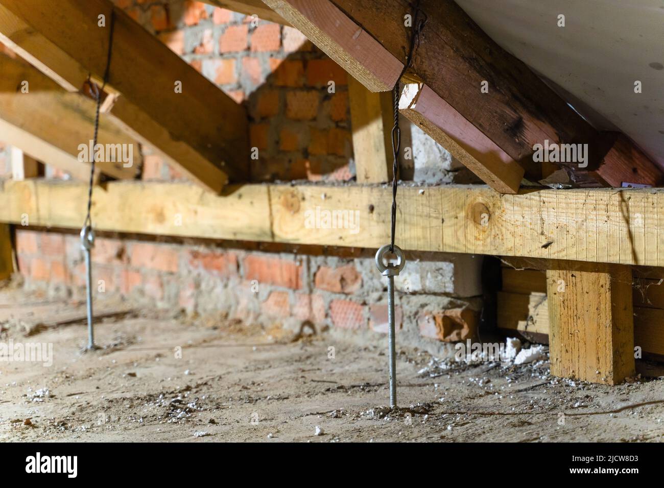 I fili di ferro pressurizzati trattengono il tetto. Protezione del tetto dalla separazione. Spazio sul tetto del tetto non isolato Foto Stock