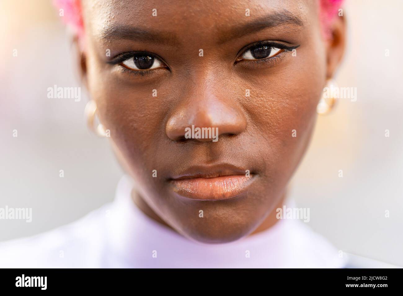 Focus sugli occhi di bellezza di una giovane donna africana Foto Stock