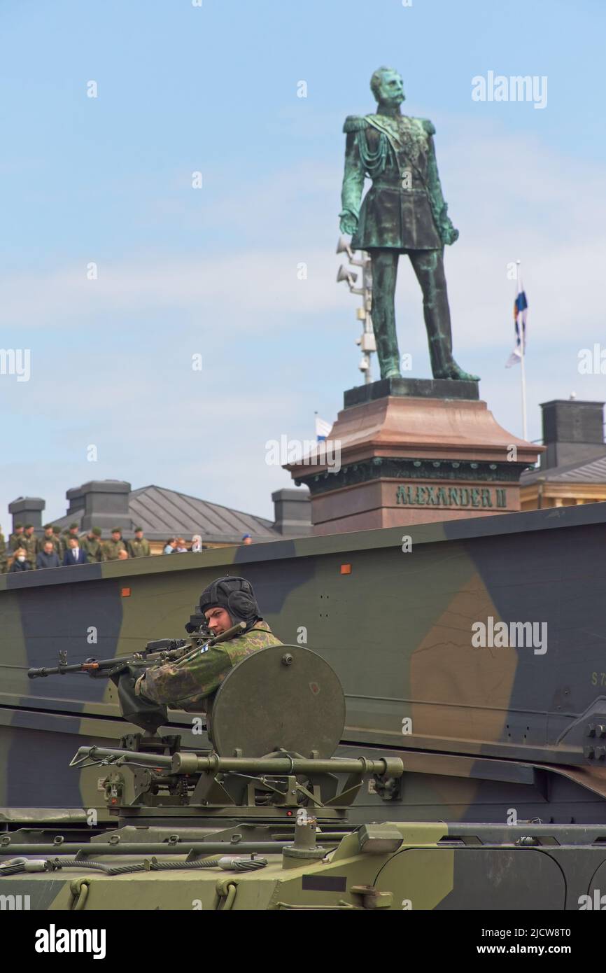 Cannoniere in piazza del Senato (Senaatintori) alla Parata Nazionale il giorno della bandiera delle forze di difesa finlandesi a Helsinki Finlandia Foto Stock