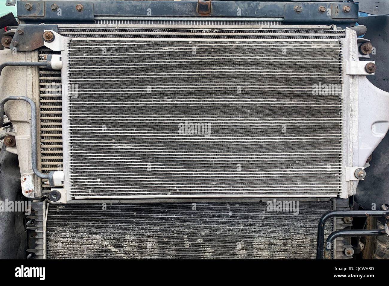 Primo piano di rottami metallici, radiatori auto usati in un deposito di rottami, radiatore auto usato per il riciclaggio in una discarica auto. Foto Stock