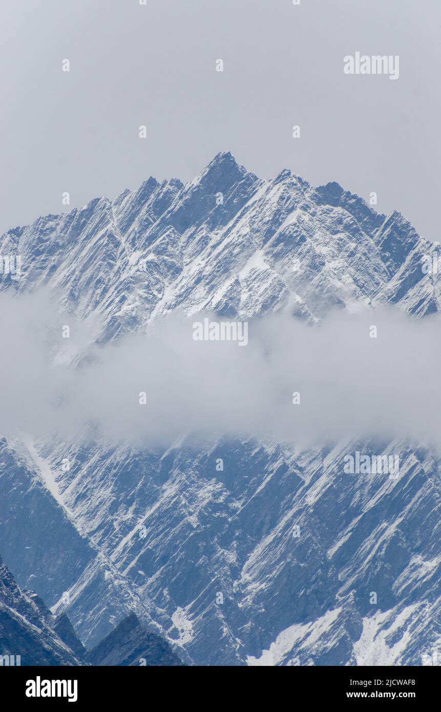 Vista panoramica della cima della montagna di neve in Pirpanjal gamma, manali, Himachal pradesh. India. Montagna Himalayan. Vette della neve Foto Stock