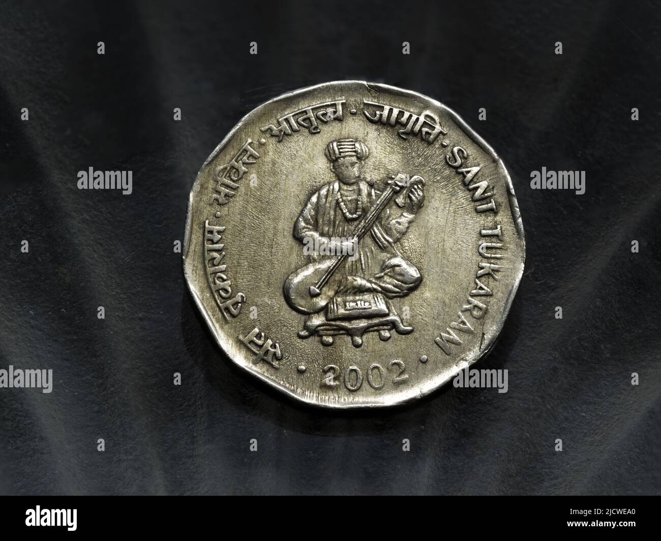 06 11 2022 due rupie Sant Tukaram Commemorative Copper Nickel Coin Studio shot Lokgram Kalyan Maharashtra India. Foto Stock