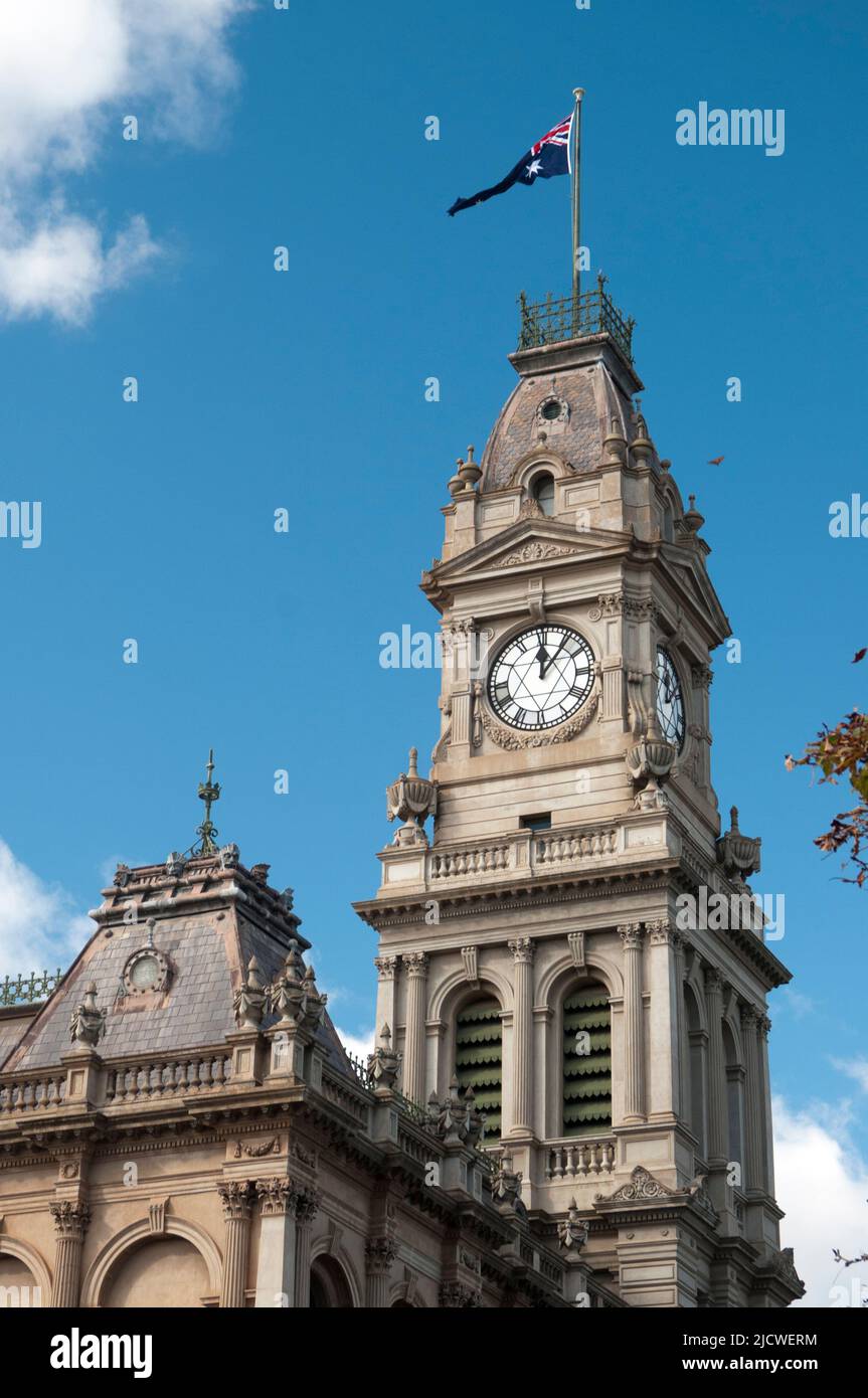 Edifici pubblici storici sul Pall Mall nella città vittoriana di Bendigo, tra cui i campi di golf dell'era coloniale e l'ufficio postale Foto Stock