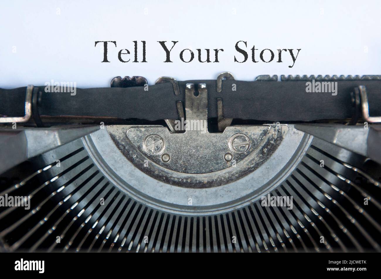 Racconti il vostro testo di storia su una macchina da scrivere vecchia. Foto Stock