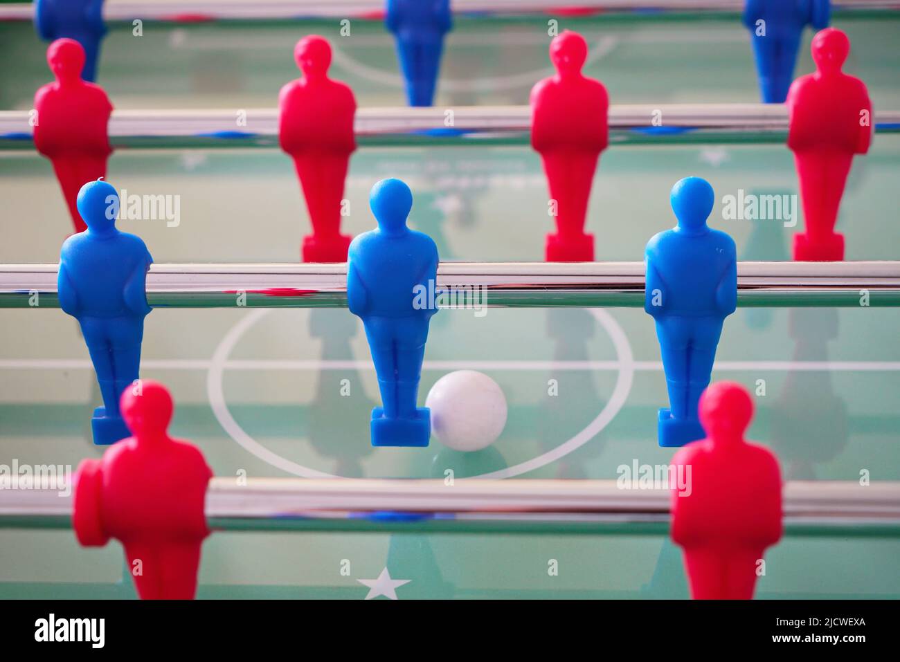 Close up di foosball Table Soccer Game corrispondono le figure. Football Kicker gioco con il blu e il rosso figurine. Foto Stock