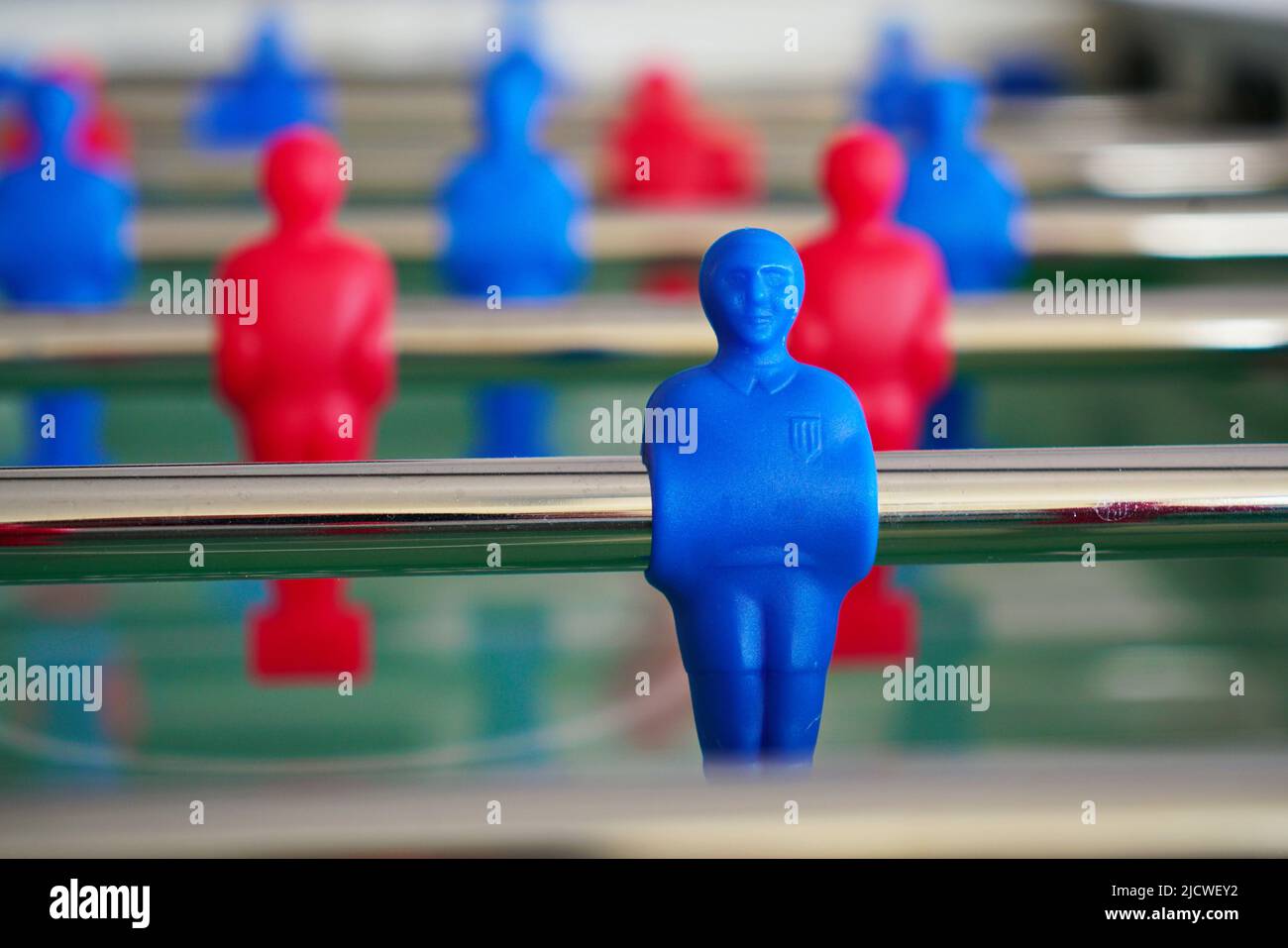 Close up di foosball Table Soccer Game corrispondono le figure. Football Kicker gioco con il blu e il rosso figurine. Foto Stock