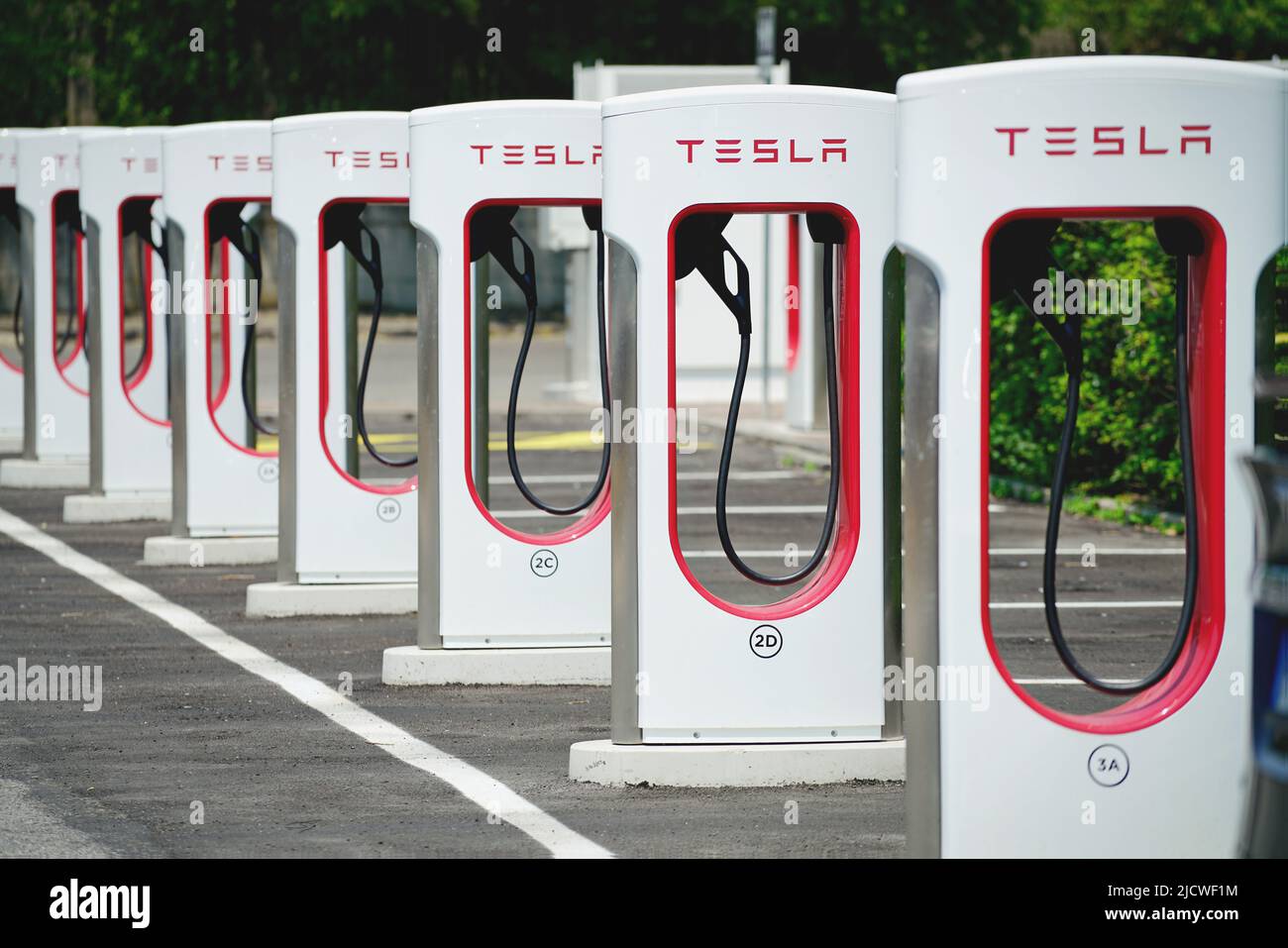 Stazione di ricarica Tesla per accogliere i proprietari di auto elettriche. Torino, Italia - Giugno 2022 Foto Stock