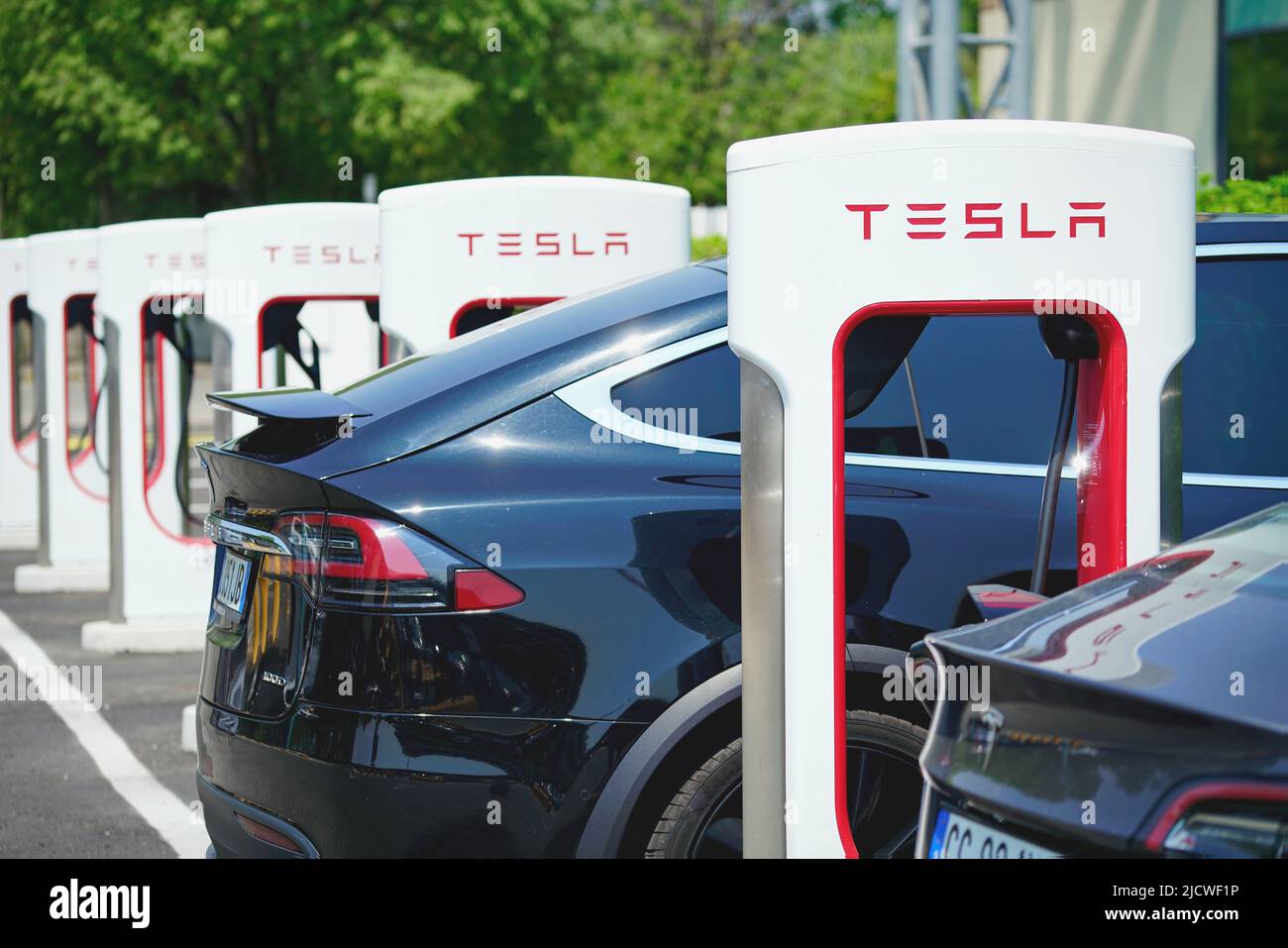 Stazione di ricarica Tesla per accogliere i proprietari di auto elettriche. Torino, Italia - Giugno 2022 Foto Stock