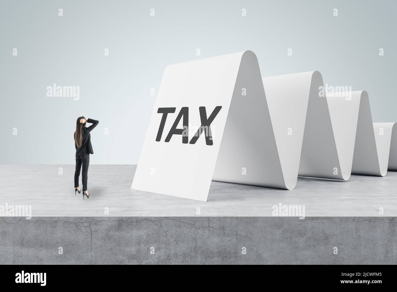 Fiscalità e strati fiscali concetto di consultazione con la donna pensiva di fronte alla grande cassetta di cassa con parola fiscale su superficie concreta Foto Stock