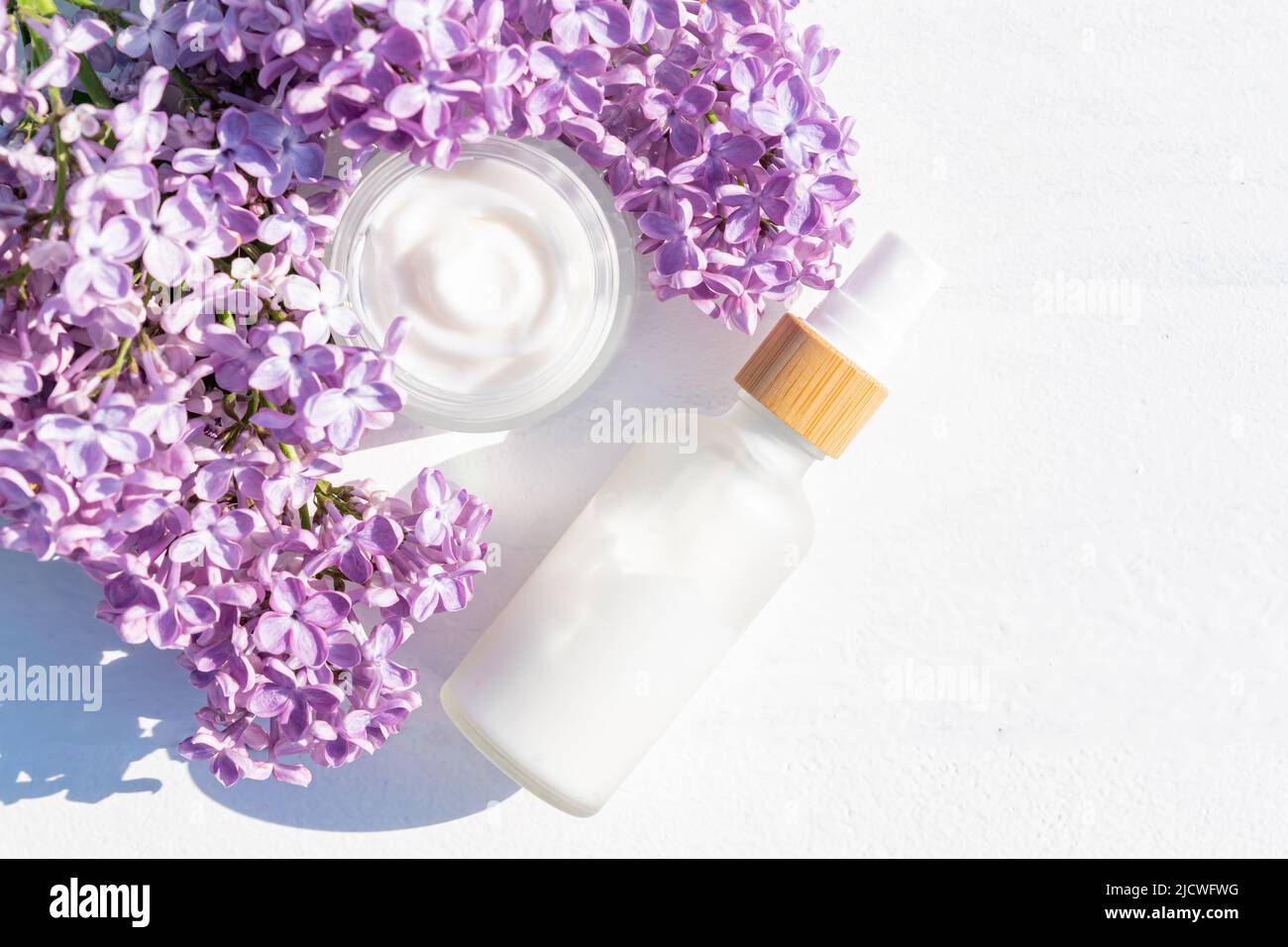 Concetto di ingredienti naturali a base di piante in cosmetologia, estratto di erbe e fiori. Lilla per terapia anti-età e anti-acne, viso e corpo Foto Stock