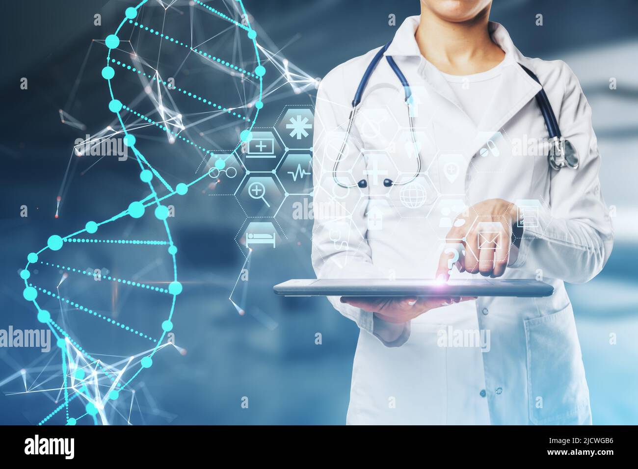 Bioingegneria e concetto di educazione medica con medico femminile in camice bianco medico utilizzando tablet digitale e schermo virtuale con elica umana Foto Stock