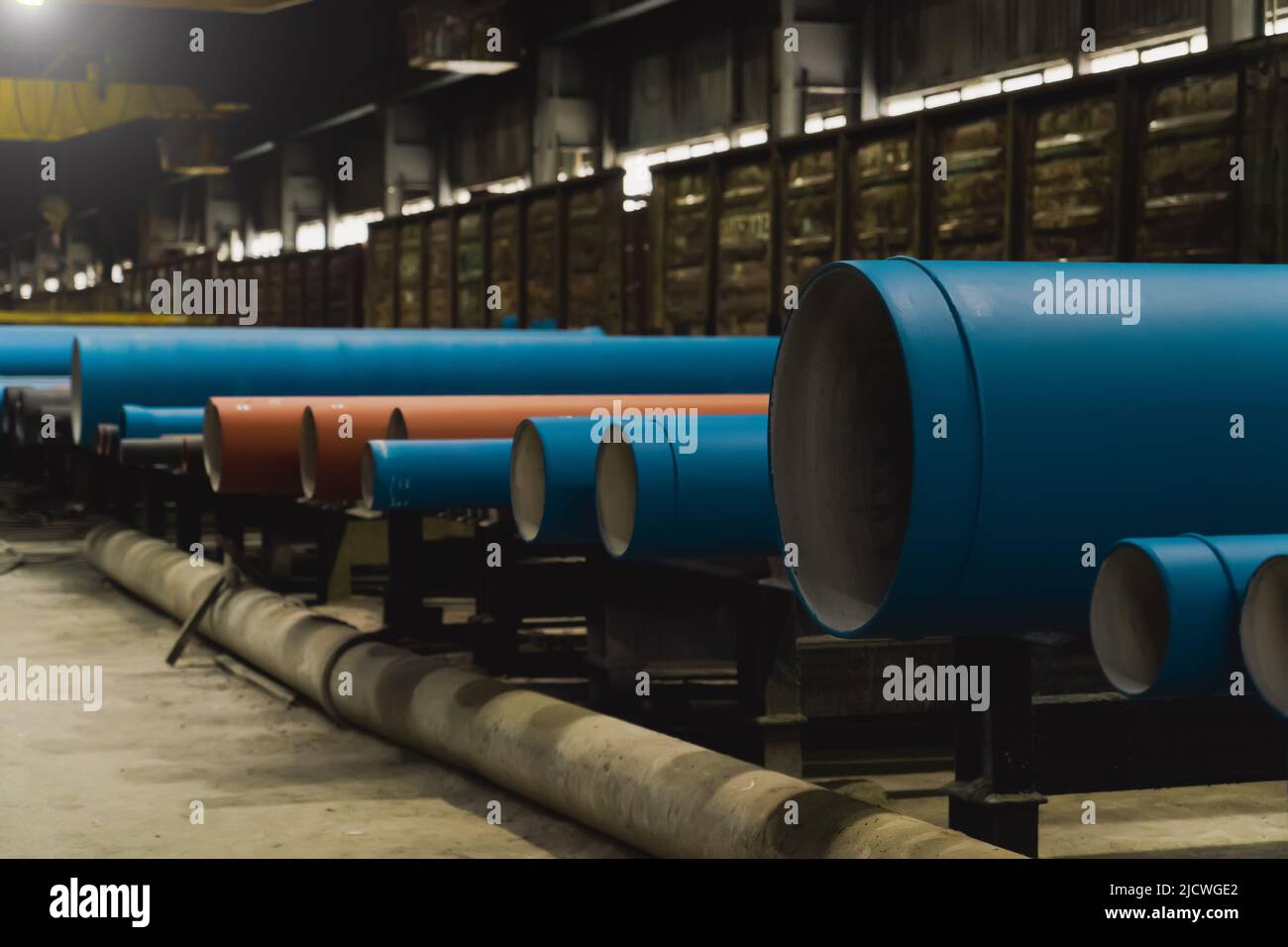 Gruppo di tubi in metallo blu per l'acqua nei magazzini di fabbriche metallurgiche. Foto Stock