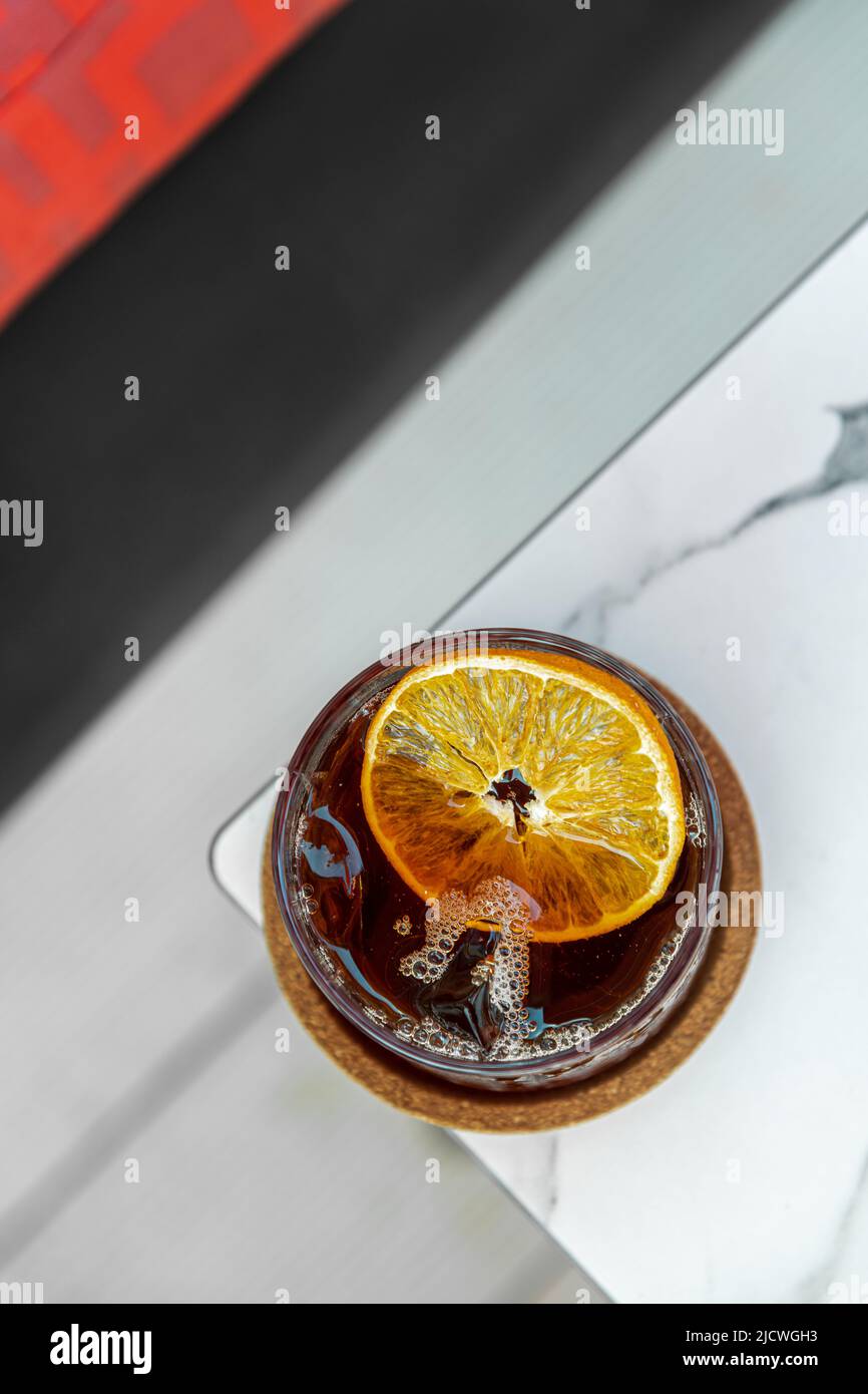 Una tazza di caffè Iced Americano o Cold Brew su un tavolo in marmo in una caffetteria Foto Stock