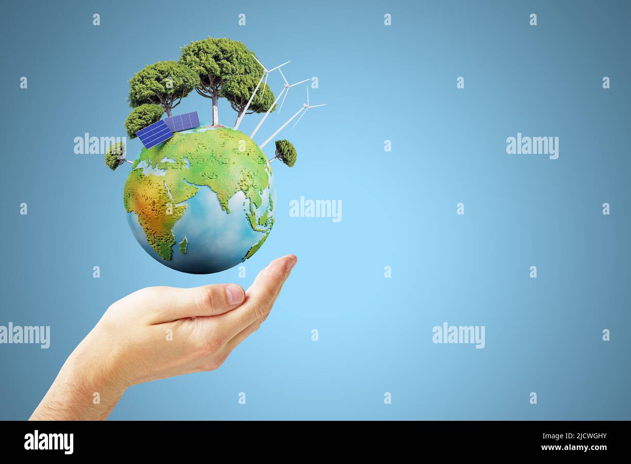 Energia verde e concetto di elettricità alternativa con sfondo blu bianco e pianeta terra con alberi, pannelli solari e mulini a vento sopra l'uomo Foto Stock